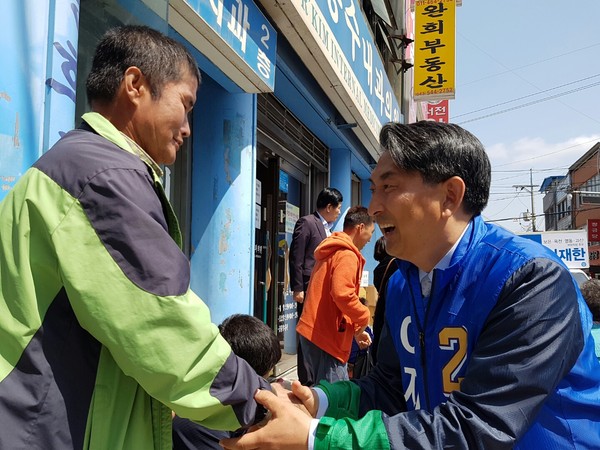 ▲ 더불어민주당 이재한 후보(보은·옥천·영동·괴산)가 11일 충북 보은에서 유세를 펼치고 있다.ⓒ이재한 후보 선거사무소