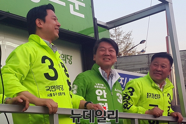 ▲ 4·13 총선을 이틀 남기고 국민의당 안철수 대표가 11일 서울 중·성동을(乙)을 방문해 지지를 호소했다. ⓒ뉴데일리 김민우 기자