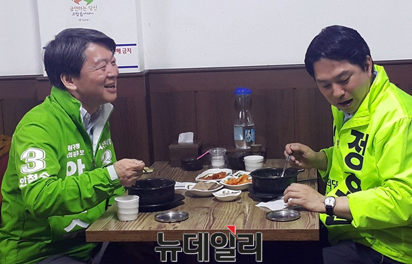 ▲ 안철수 대표와 정호준 후보는 시장 유세를 마치고 인근 순댓국집을 방문해 '저녁토크' 시간을 가지며 지역 현안과 선거 판세에 대한 얘기를 나눴다. ⓒ뉴데일리 김민우 기자