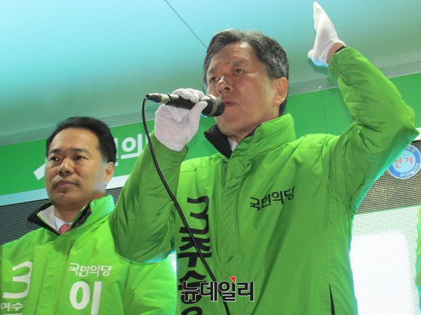 ▲ 국민의당 주승용 후보(전남 여수을)가 11일 구 송원백화점 교차로에서 같은 당 이용주 후보(사진 왼쪽·전남 여수갑)와 함께 집중유세를 진행하며 이날 여수를 방문한 더불어민주당 문재인 전 대표를 격렬히 성토하고 있다. ⓒ여수(전남)=뉴데일리 정도원 기자