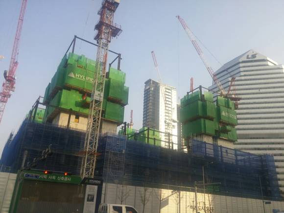 ▲ 용산4구역 주변에선 삼성물산, 현대건설, 대우건설 등이 공사를 진행하고 있다. 사진은 현대건설이 시공하는 아모레퍼시픽 본사 공사 현장.ⓒ뉴데일리경제