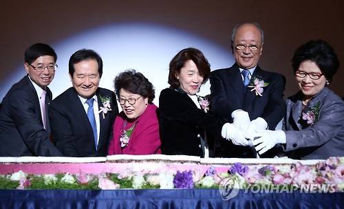 ▲ 상명대 50주년 기념 총동문의 밤 행사. 사진 왼쪽부터 상명대 구기헌 총장, 정세균 의원, 김종희 부총장, 대신금융그룹 이어룡 회장, 상명학원 이준방 이사장, 상명대 총동문회 천행엽 회장. /상명대 제공ⓒ