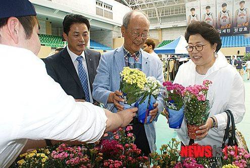 ▲ 50주년 기념 '씨앗 바자회' 행사에 참석한 이준방 이사장(중앙)과 김종희 부총장(오른쪽). /상명대 제공ⓒ