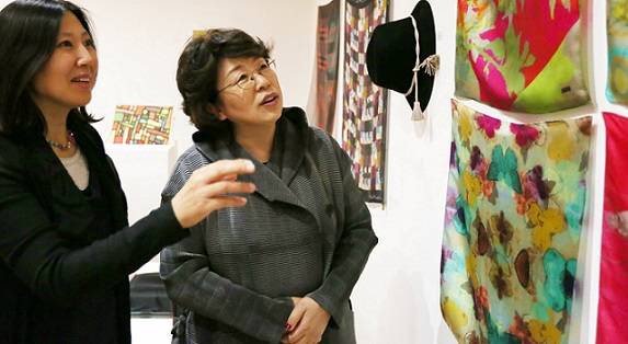 ▲ 상명대 김종희 부총장이 50주년 기념 동문 기증 작품전을 둘러보고 있다. /상명대 제공ⓒ