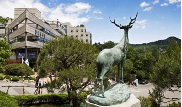 ▲ 상명대 김종희 부총장이 50주년 기념 동문 기증 작품전을 둘러보고 있다. /상명대 제공ⓒ