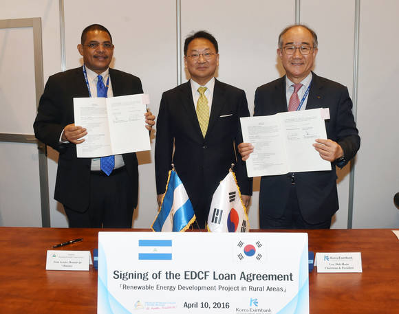 ▲ 이덕훈 행장(맨 오른쪽)은 바하마 나소에서 11일 이반 아꼬스따 몬딸반(Iván Acosta Montalván) 니카라과 재무부 장관과 차관공여계약서에 서명하고 있다. 가운데는 유일호 경제부총리. ⓒ 수출입은행 제공