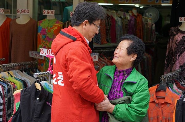 ▲ 강원도 강릉 권성동 새누리당 후보가 11일 오후 주문진 상가를 찾아 시민들과 대화를 나누고 있다.ⓒ권성동 후보 페이스북