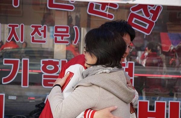 ▲ 강원도 강릉 권성동 새누리당 후보가 11일 오후 주문진 상가를 찾아 시민들과 대화를 나누고 있다.ⓒ권성동 후보 페이스북