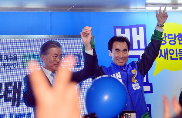 ▲ 더불어민주당 백무현 후보(전남 여수을)가 11일 저녁 부영3단지 사거리에서 열린 문재인 전 대표와 함께 유세를 진행하고 있다. ⓒ뉴시스 사진DB