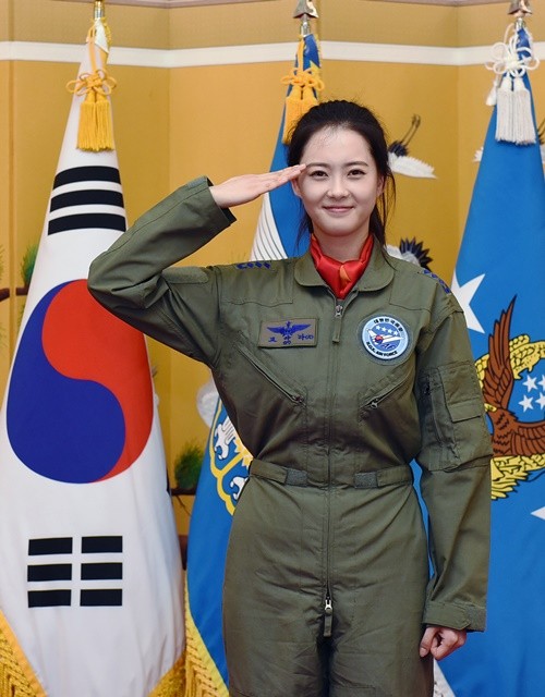 ▲ 경례를 실시하고 있는 공군 홍보대사 배우 고아라씨의 모습. ⓒ공군 제공