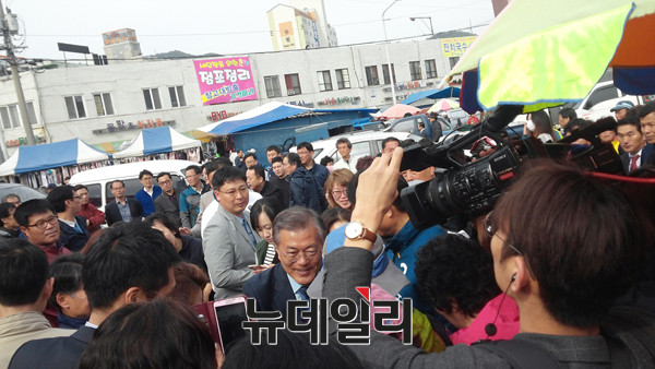 ▲ 더불어민주당 문재인 전 대표가 인파를 끌고 순천 아랫장에서 지역주민들과 인사를 나누고 있다. ⓒ뉴데일리 임재섭 기자