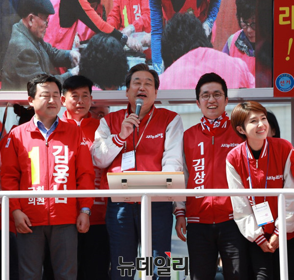 ▲ 12일 오전 수원을 방문한 새누리당 김무성 대표가 김상민 후보, 김경란씨와 함께 유세를 벌이고 있다. ⓒ뉴데일리