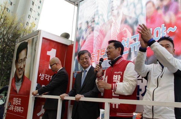 ▲ 김황식 전 국무총리가 4.13총선 서울 영등포갑을 찾아 새누리당 박선규 후보에 대한 지지를 호소하고 있다. ⓒ박선규 후보