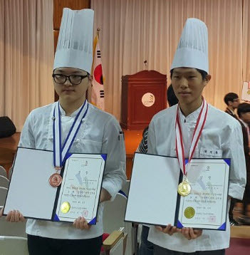 ▲ 충북지방기능경기대회에서 금상을 차지한 박정환(오른쪽)과 동상을 받은 이진원.ⓒ한국호텔관광고등학교