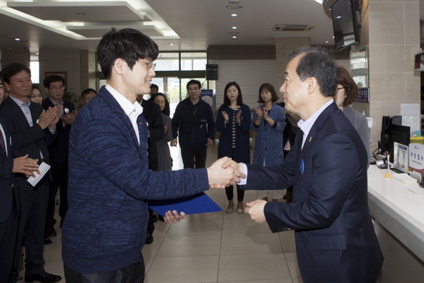 ▲ 구미시청의 올해 첫 스마일왕에 기업민원계 유현영씨가 선정됐다. ⓒ구미시 제공