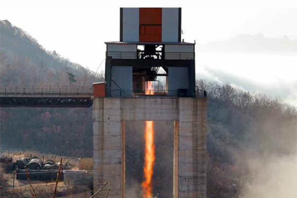 북한이 '노동신문'에 게재한 미사일 로켓엔진 연소시험 사진. 존 실링 박사는 이런 불꽃은 북한이 기존에 사용하던 것과 다른 강력한 추진체를 확보한 증거라고 지적했다. ⓒ北노동신문 게재사진-38노스 화면캡쳐