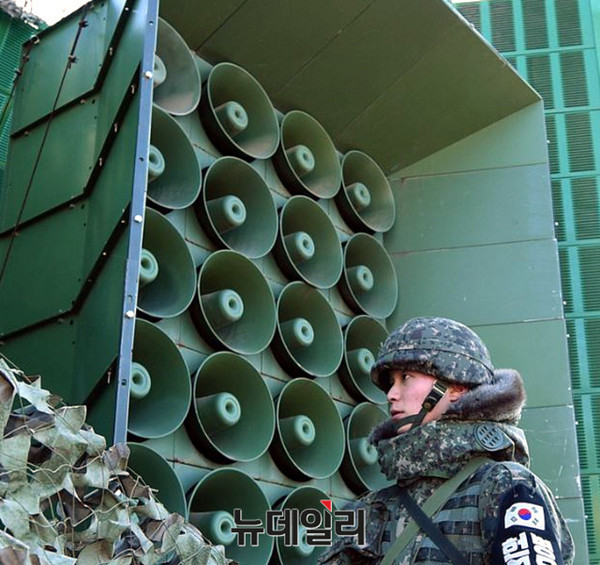 ▲ 언론에 공개된 중부전선 대남방송용 대형 스피커 모습. ⓒ합참 제공