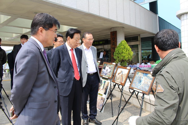 ▲ 금강유역환경청이 멸종위기종(CITES) 불법거래 신고센터를 운영함에 따라 현판식을 갖고 밀렵현장 등의 사진을 전시했다.ⓒ금강유역환경청