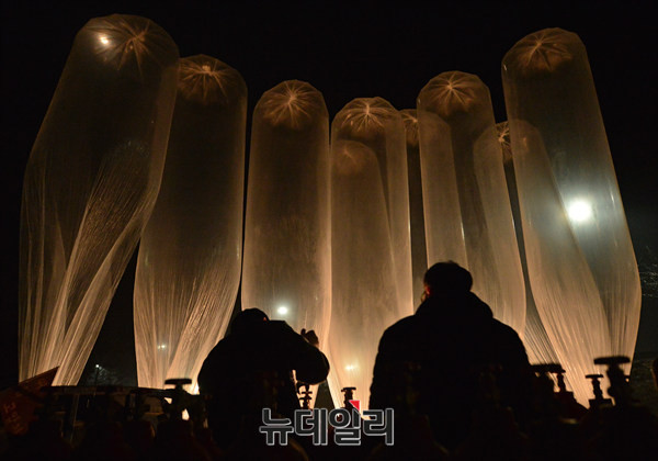 ▲ 북쪽 하늘을 향해 날아갈 대북 풍선.(자료사진) ⓒ뉴데일리 정상윤 기자