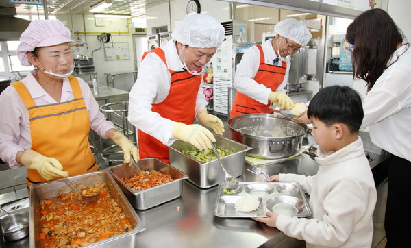 ▲ 김병우 충북교육감이 12일 진천군 소재 성암초등학교 식생활관을 방문해 급식을 하고 있다.ⓒ충북도교육청