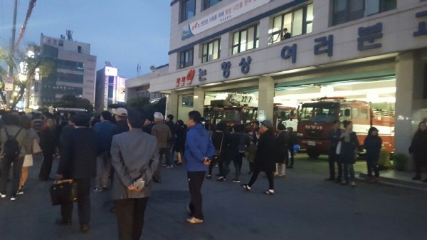 ▲ 더불어민주당 문재인 전 대표가 전남 여수를 방문한 11일, 백무현 후보 측의 유세 장소 알림 문자를 받은 문재인·백무현 지지 세력들이 소방차와 구급차가 출동해야 하는 여수소방서 입구에 집결해 서성거리고 있다. ⓒ여수시민 제보 사진