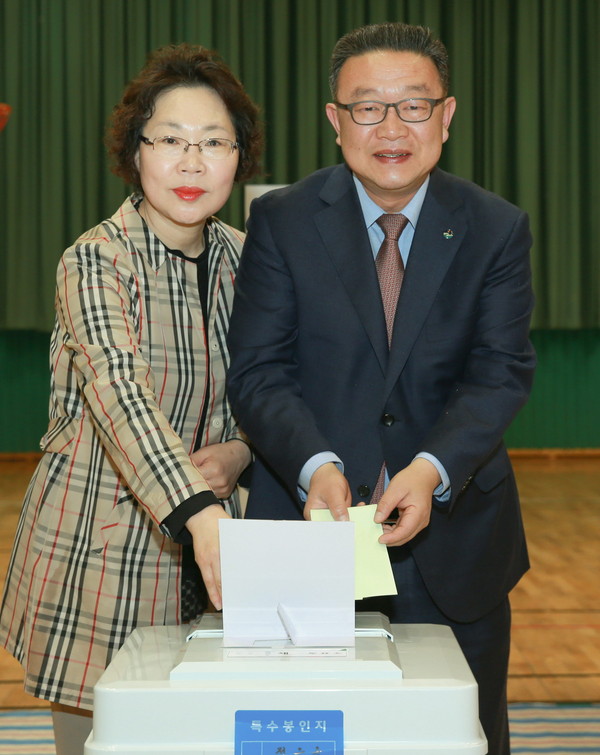 ▲ 이필용 음성군수(오른쪽)가 부인 전병미씨와 함께 투표용지를 투표함에 넣고 있다ⓒ음성군