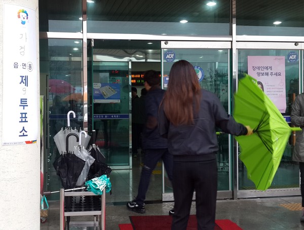 ▲ 4·13총선 투표가 시작된 13일 청주의 한 투표소에서 유권자들이 우산을 접으며 투표소로 들어가고 있다.ⓒ김종혁 기자