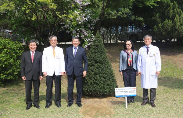 ▲ 왼쪽부터 차순도 한-키협회장, 김권배 동산의료원장, 베쉬모프(Askar Beshimov) 대사 부부, 김희철 대외협력처장.ⓒ동산의료원 제공
