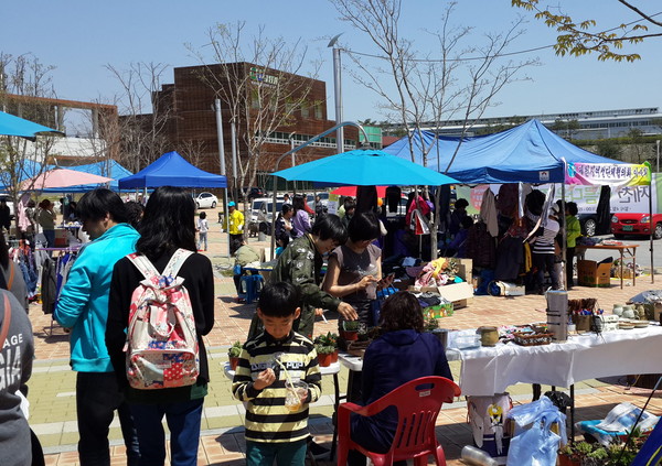 ▲ 지난해 제천한방엑스포공원에서 열린 아름다운 주말장터에 참여한 시민들이 물건을 팔고 있다.ⓒ제천시