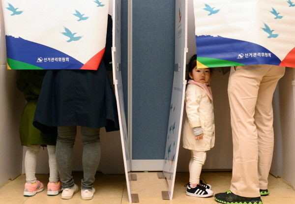 ▲ 제20대 국회의원 선거날인 13일 오전 서울 마포구 용강동 M팰리스웨딩홀 로비에 마련된 용강동 제2투표소에서 유권자들이 투표를 하고 있다. ⓒ 뉴시스