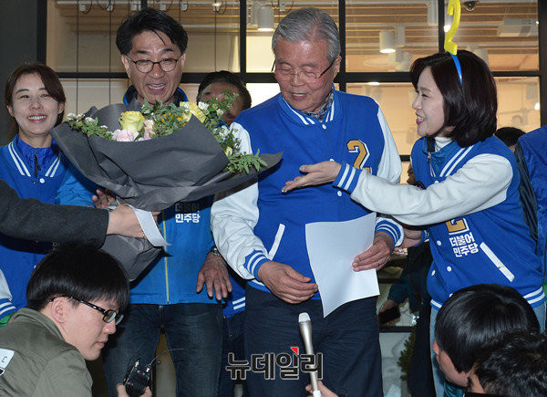 ▲ 더불어민주당 김종인 비대위 대표가 12일, 총선 유세일정을 마치고 꽃을 받고 있는 모습. ⓒ뉴데일리 정상윤 기자