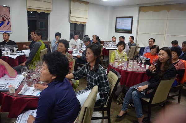 ▲ 영동 와인 아카데미 수업 장면.ⓒ영동군