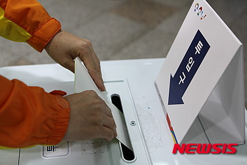 ▲ 13일 제20대 국회의원총선거를 맞아 한 시민이 투표에 참여하고 있다. ⓒ 뉴시스