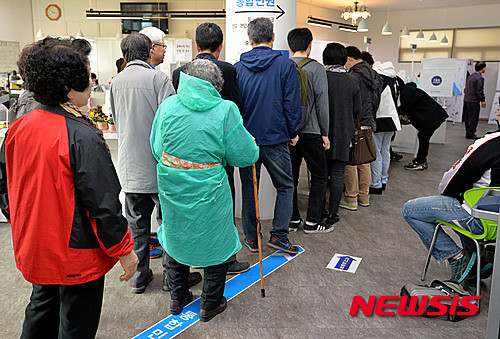 ▲ 제20대 국회의원 선거가 실시된 13일 오전 서울 서대문구 연희동주민센터에 마련된 연희동 제1투표소에서 주민들이 투표를 하고 있다. 2016.04.13. ⓒ뉴시스