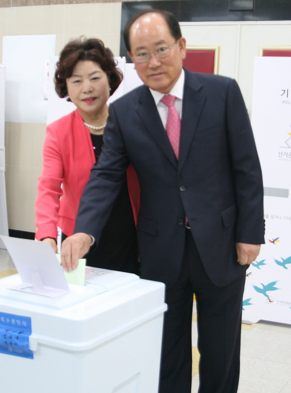 ▲ 투표를 하고 있는 류한우 단양군수 부부.ⓒ단양군