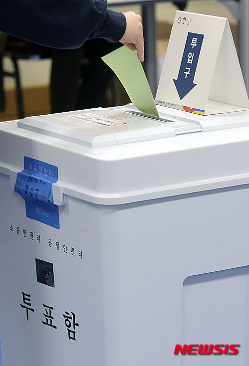 ▲ 13일 제20대 국회의원선거일을 맞아 유권자들이 시내 곳곳의 투표소에 방문했다. ⓒ 뉴시스
