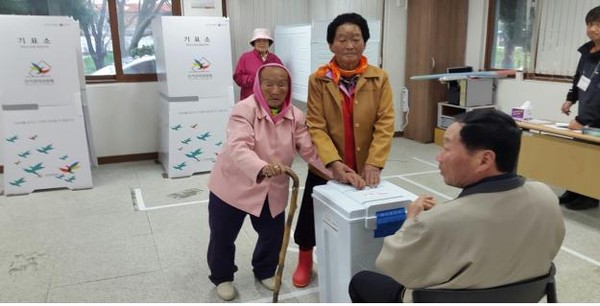 ▲ 경북지역 최고령인 박문남씨(왼쪽)가 안동 북후면 복지회관을 찾아 투표를 하고 있다.ⓒ경북도 제공