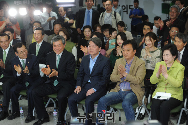 ▲ 13일 오후 6시 지상파 3사의 출구조사 결과가 발표되는 순간, 서울 마포 당사에 모여있던 국민의당 당직자들이 일제히 박수를 치며 서로 축하하고 있다. ⓒ뉴데일리 정재훈 기자