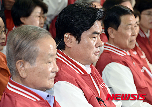 ▲ 13일 제20대 국회의원선거 투표가 종료된 가운데 새누리당 후보들이 출구조사 결과를 굳은 표정으로 시청하고 있다. ⓒ뉴시스