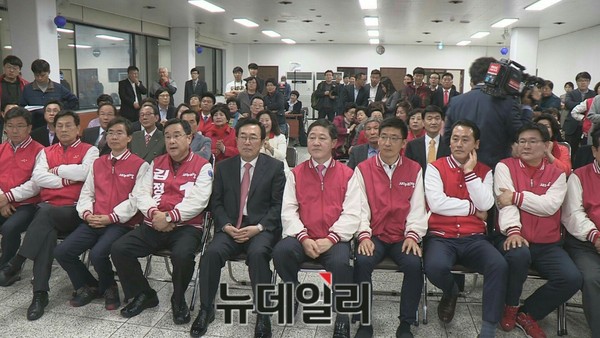 ▲ 13일 오후 6시경 투표가 마감된 직후 새누리 부산시당 개표상황실에서 서병수 부산시장과 새누리당 후보들이 방송 3사의 출구조사결과를 지켜보고 있다ⓒ뉴데일리 임혜진 기자