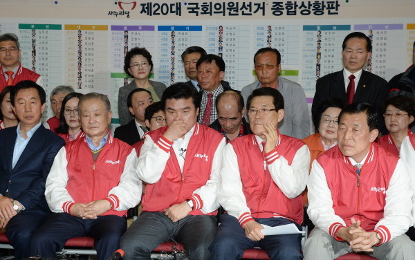 ▲ 새누리당 원유철 원내대표 등 지도부들이 13일 서울 여의도 당사에서 출구조사 결과를 지켜보고 침통한 표정을 감추지 못하고 있다. ⓒ뉴시스 사진DB