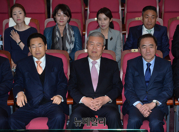 ▲ 더불어민주당 김종인 비대위 대표 등 지도부들이 13일 의원회관에서 출구조사 결과를 지켜보다 호남 참패에 당혹감을 감추지 못하고 있다. ⓒ뉴데일리 정상윤 기자