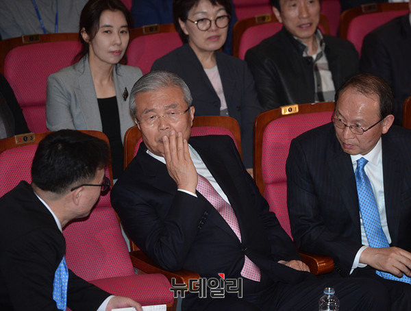 ▲ 김종인 더블어민주당 대표가 13일 오후 서울 여의도 국회의원회관에 마련된 제20대 국회의원선거 종합 상황실에서 당 관계자들과 대화를 하고 있다. ⓒ뉴데일리 정상윤 기자