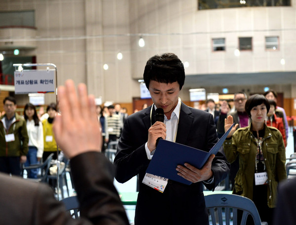▲ 개표사무원 대표가 공정한 개표를 선서하고 있다ⓒ제천시선관위