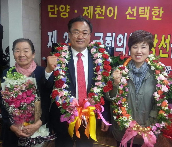 ▲ 권석창 당선자(가운데)가 어머니, 부인과 함께 꽃다발을 목에 걸고 당선을 축하하고 있다.ⓒ권석창 선거사무소