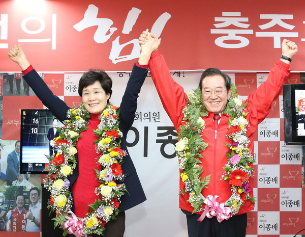 ▲ 새누리당 이종배 당선자(오른쪽)가 부인과 함께 승리의 기쁨을 나누고 있다ⓒ이종배 선거사무소