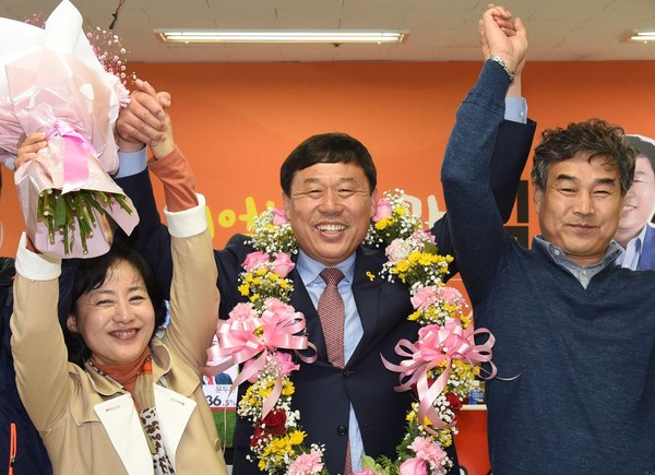 ▲ 13일 제20대 총선 울산 동구 선거구에서 무소속 김종훈 후보가 당선이 확정되자 지지자들과 함께 환호하고 있다. ⓒ뉴시스