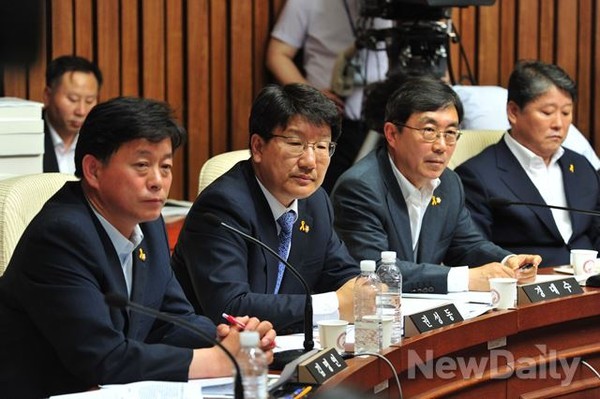 ▲ 20대 총선에서 안산 단원갑에 출마한 새누리당 김명연 후보. 사진은 그가 세월호국조특위에서 증언을 듣는 모습이다. ⓒ뉴데일리 이종현 기자