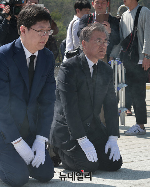 ▲ 문재인 더불어민주당 전 대표와 김홍걸 국민통합위원장이 지난 8일 광주 국립 5.18 민주묘지를 찾아 무릎을 꿇고 참배하고 있다. 문재인 대표는 호남에서 지지를 얻지 못하면 정계를 은퇴하고 대선에도 출마하지 않겠다고 했다. ⓒ뉴데일리 정상윤 기자