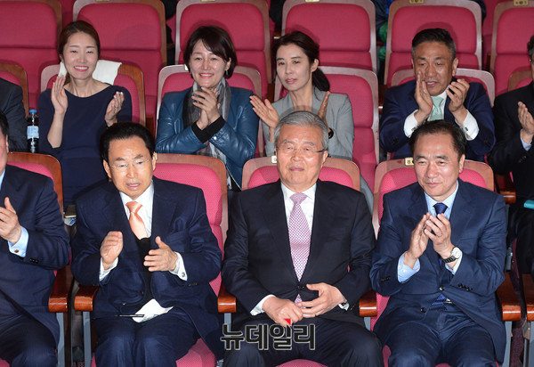 ▲ 김종인 더불어민주당 대표가 13일 서울 여의도 국회 의원회관 대회의실에 마련된 20대 총선 개표상황실에서 개표방송을 지켜보고 있다. ⓒ뉴데일리 정상윤 기자